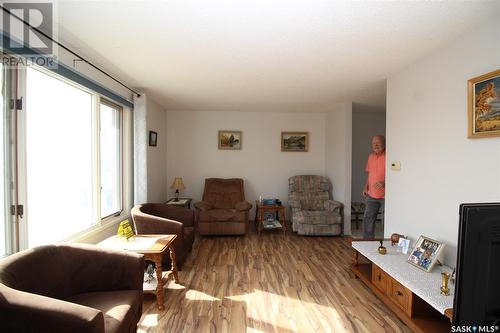 595 9Th Street W, Shaunavon, SK - Indoor Photo Showing Living Room