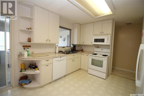 595 9Th Street W, Shaunavon, SK - Indoor Photo Showing Kitchen With Double Sink