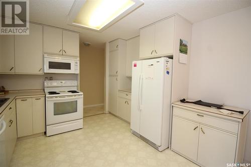 595 9Th Street W, Shaunavon, SK - Indoor Photo Showing Kitchen