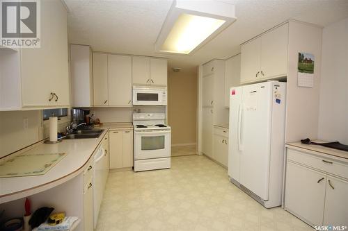 595 9Th Street W, Shaunavon, SK - Indoor Photo Showing Kitchen With Double Sink