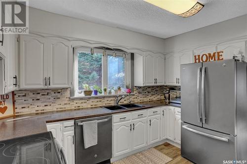 414 Mountain Street, Strasbourg, SK - Indoor Photo Showing Kitchen With Double Sink