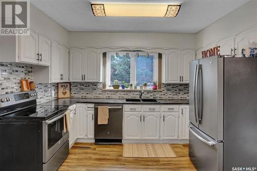 414 Mountain Street, Strasbourg, SK - Indoor Photo Showing Kitchen With Double Sink