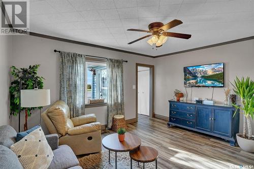 414 Mountain Street, Strasbourg, SK - Indoor Photo Showing Living Room