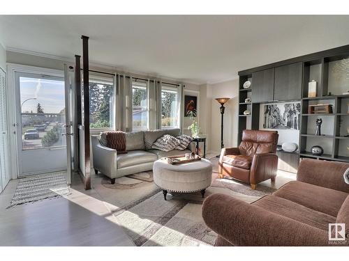 106 Village On The Green Gr Nw, Edmonton, AB - Indoor Photo Showing Living Room