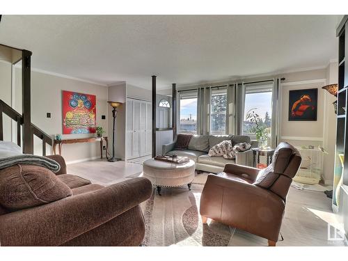 106 Village On The Green Gr Nw, Edmonton, AB - Indoor Photo Showing Living Room