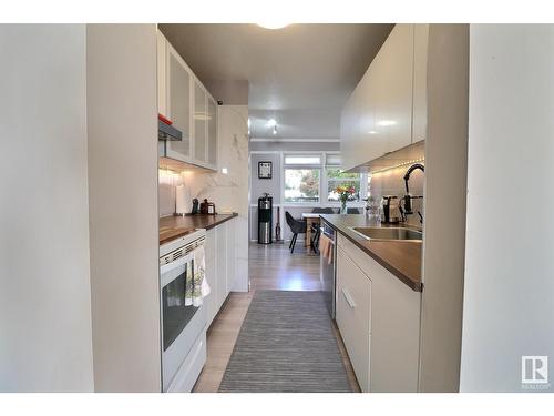 106 Village On The Green Gr Nw, Edmonton, AB - Indoor Photo Showing Kitchen