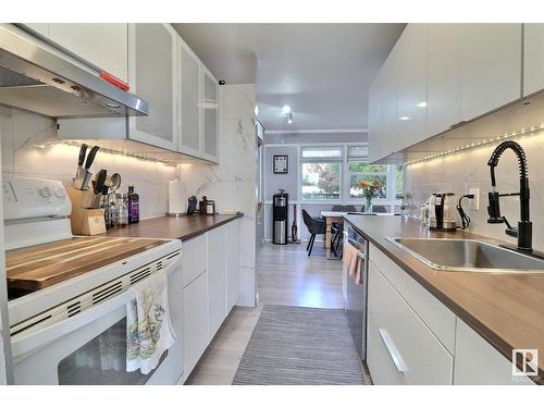 106 Village On The Green Gr Nw, Edmonton, AB - Indoor Photo Showing Kitchen