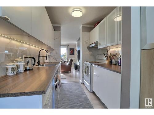 106 Village On The Green Gr Nw, Edmonton, AB - Indoor Photo Showing Kitchen