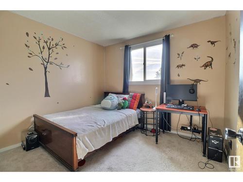 106 Village On The Green Gr Nw, Edmonton, AB - Indoor Photo Showing Bedroom