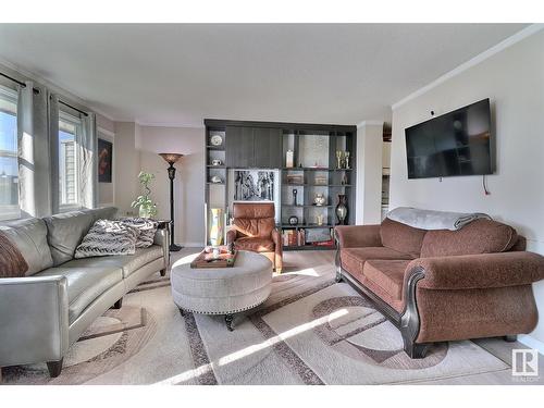 106 Village On The Green Gr Nw, Edmonton, AB - Indoor Photo Showing Living Room