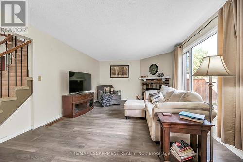 65 Highland Boulevard, Haldimand, ON - Indoor Photo Showing Living Room