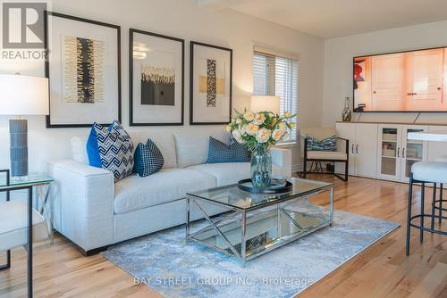 28 Tara Crescent, Markham, ON - Indoor Photo Showing Living Room