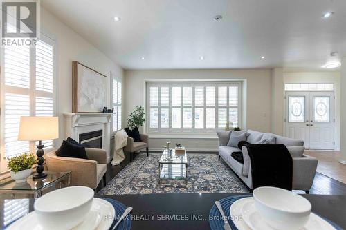 2 Kidd Crescent, New Tecumseth, ON - Indoor Photo Showing Living Room With Fireplace