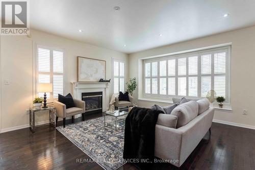 2 Kidd Crescent, New Tecumseth, ON - Indoor Photo Showing Living Room With Fireplace