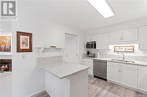 107 134 Fifth Ave E, Qualicum Beach, BC - Indoor Photo Showing Kitchen With Double Sink