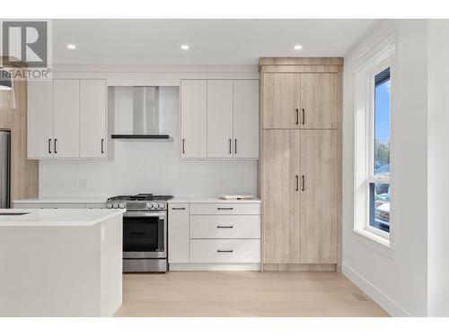 751 Fuller Avenue Unit# 2, Kelowna, BC - Indoor Photo Showing Kitchen