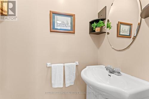 19 Badenoch Street, Puslinch, ON - Indoor Photo Showing Bathroom