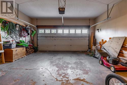 5823 Keffner Bay, Regina, SK - Indoor Photo Showing Garage