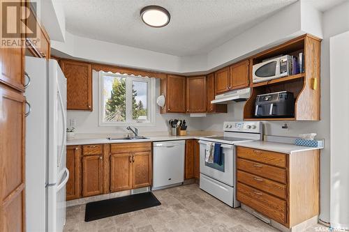 204 3Rd Street E, Watrous, SK - Indoor Photo Showing Kitchen