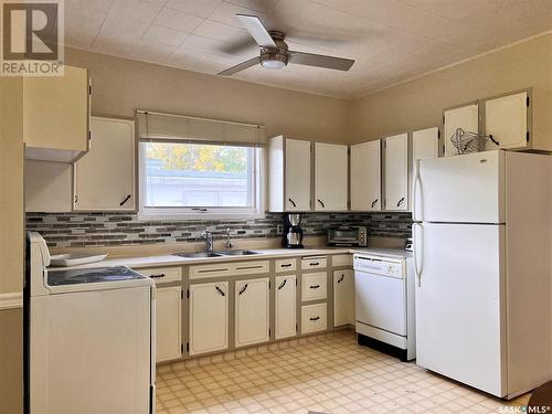 405 3Rd Street E, Wynyard, SK - Indoor Photo Showing Kitchen With Double Sink