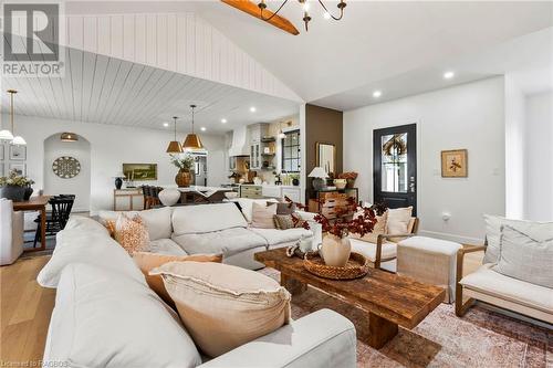 63 Regency Drive, Clifford, ON - Indoor Photo Showing Living Room