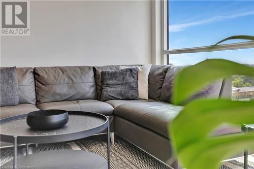 1 Victoria Street S Unit# 1001, Kitchener, ON - Indoor Photo Showing Living Room