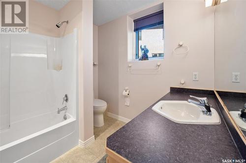 415 Braeside Bay, Saskatoon, SK - Indoor Photo Showing Bathroom