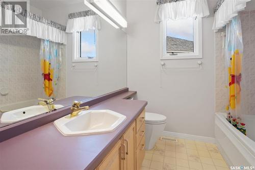 415 Braeside Bay, Saskatoon, SK - Indoor Photo Showing Bathroom