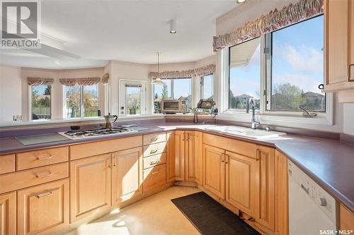 415 Braeside Bay, Saskatoon, SK - Indoor Photo Showing Kitchen