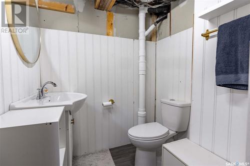 256 Woodland Avenue, Buena Vista, SK - Indoor Photo Showing Bathroom