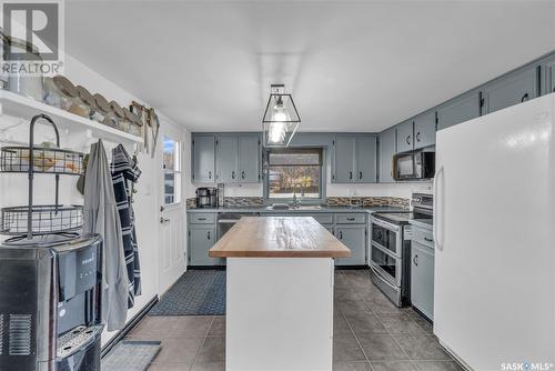 256 Woodland Avenue, Buena Vista, SK - Indoor Photo Showing Kitchen With Double Sink