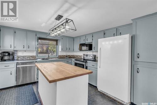 256 Woodland Avenue, Buena Vista, SK - Indoor Photo Showing Kitchen With Double Sink