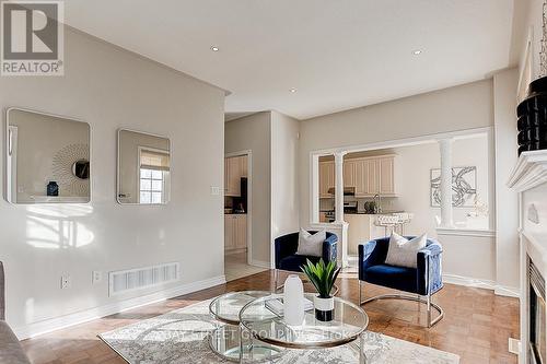 1 Fair Oaks Road, Markham, ON - Indoor Photo Showing Living Room