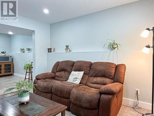 102 Mcgraw Court, Penticton, BC - Indoor Photo Showing Living Room