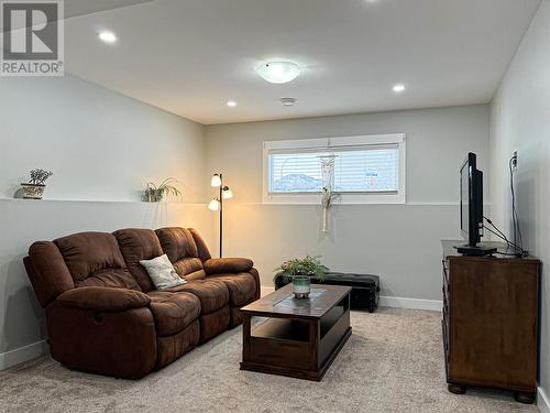 102 Mcgraw Court, Penticton, BC - Indoor Photo Showing Living Room