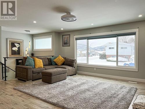 102 Mcgraw Court, Penticton, BC - Indoor Photo Showing Living Room