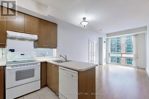 1102 - 1121 Bay Street, Toronto, ON - Indoor Photo Showing Kitchen