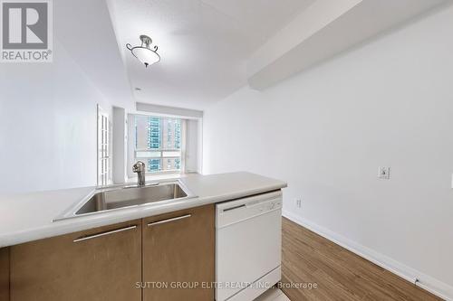 1102 - 1121 Bay Street, Toronto, ON - Indoor Photo Showing Kitchen