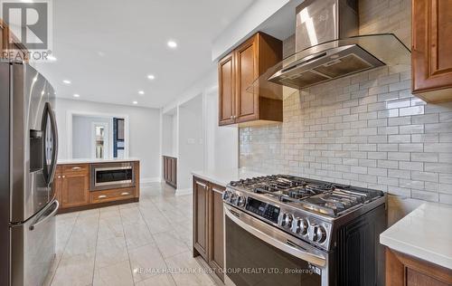 12 Glenayr Gate, Whitby, ON - Indoor Photo Showing Kitchen With Upgraded Kitchen