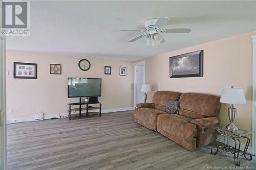 940 Pleasant Drive, Minto, NB - Indoor Photo Showing Living Room