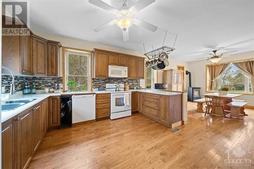 4035 Donnelly Drive, Ottawa, ON - Indoor Photo Showing Kitchen With Double Sink