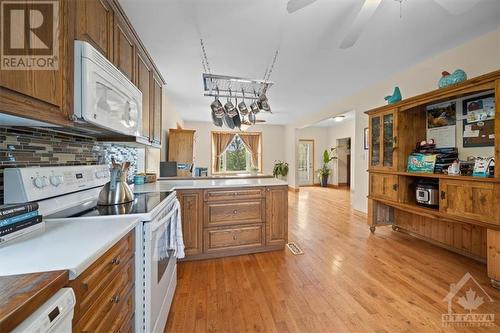 4035 Donnelly Drive, Ottawa, ON - Indoor Photo Showing Kitchen