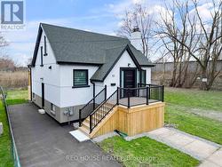 10 BAYSIDE AVENUE  Hamilton, ON L8H 7B4