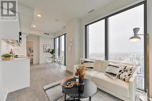 4902 - 8 Cumberland Street, Toronto, ON - Indoor Photo Showing Living Room