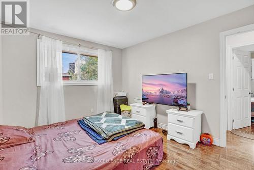 70 Gainsborough Road, Hamilton, ON - Indoor Photo Showing Bedroom