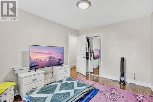 70 Gainsborough Road, Hamilton, ON - Indoor Photo Showing Bedroom