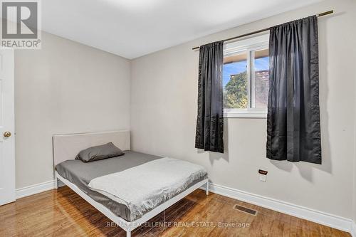 70 Gainsborough Road, Hamilton, ON - Indoor Photo Showing Bedroom