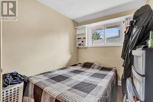 70 Gainsborough Road, Hamilton, ON - Indoor Photo Showing Bedroom