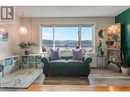 4258 Sage Mesa Drive, Penticton, BC - Indoor Photo Showing Living Room