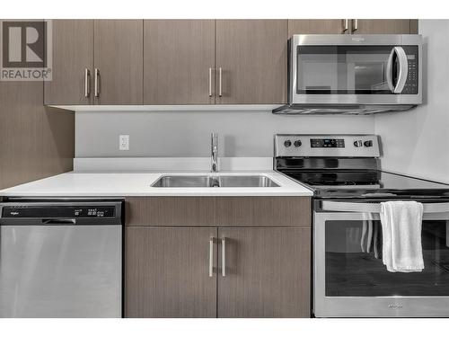 925 Leon Avenue Unit# 441, Kelowna, BC - Indoor Photo Showing Kitchen With Double Sink